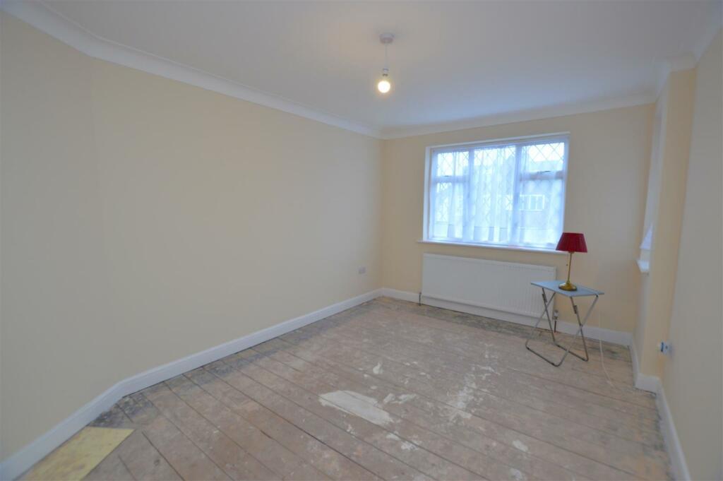 25 Bridge Way bed1.JPG