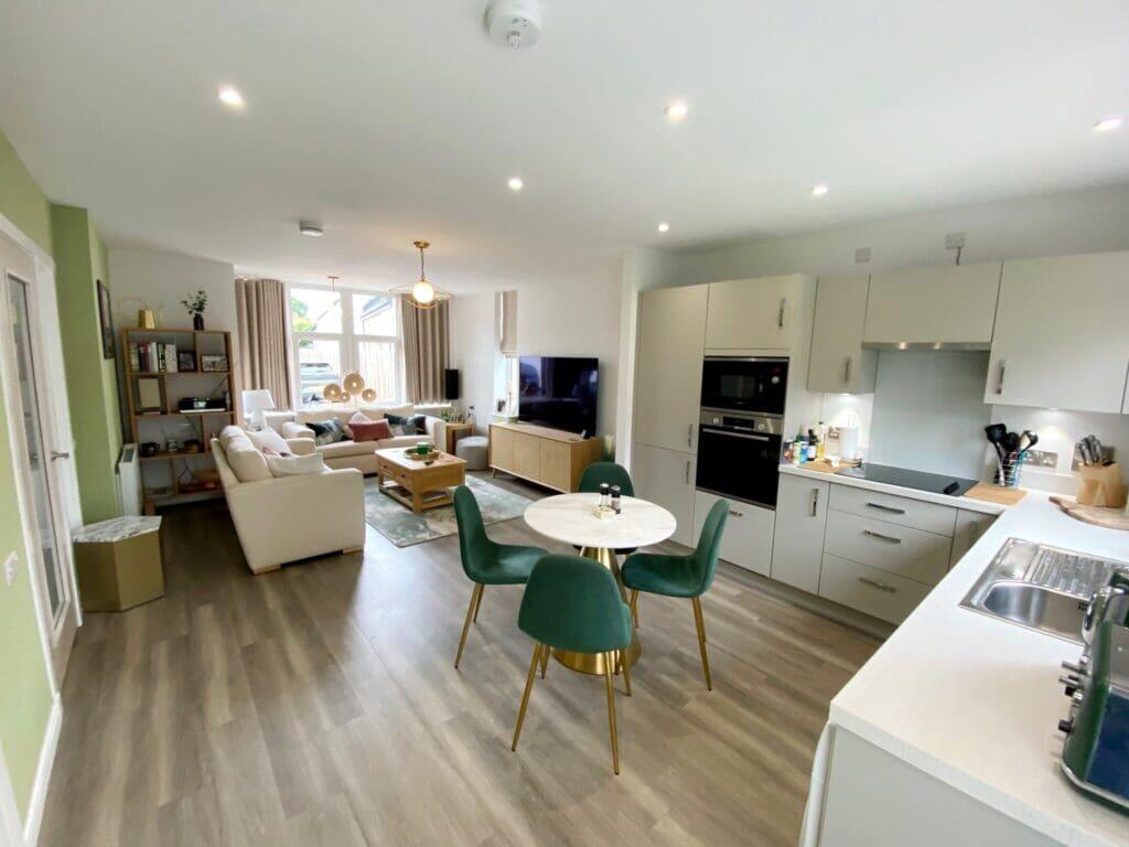 LOUNGE / DINING / KI