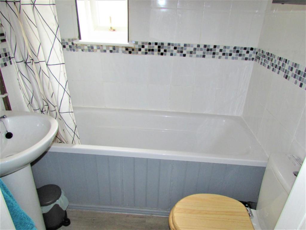 OldRd151bath.JPG