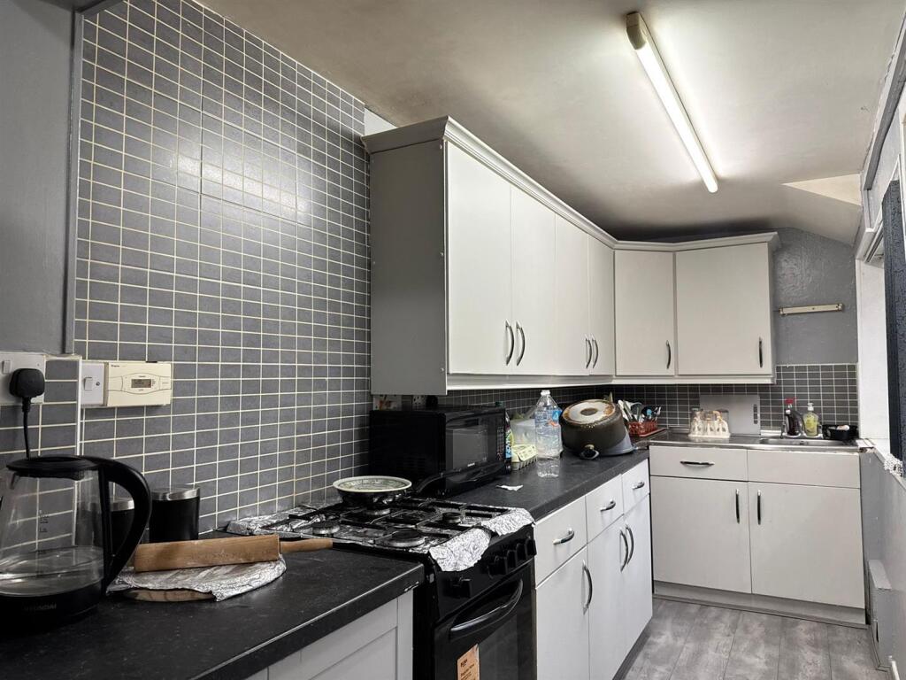 Kitchen 2.jpg