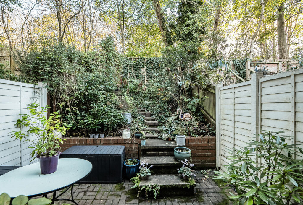 1384549-7-6925cf0...