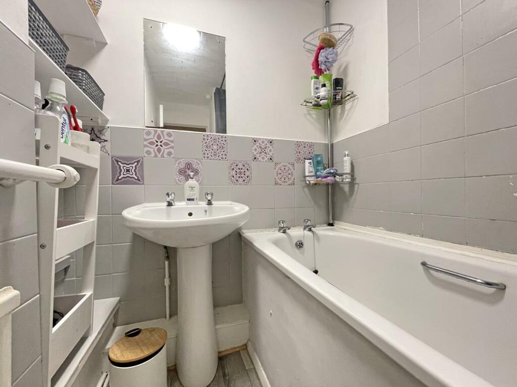 Dieppe Close 23 Bathroom...jpg