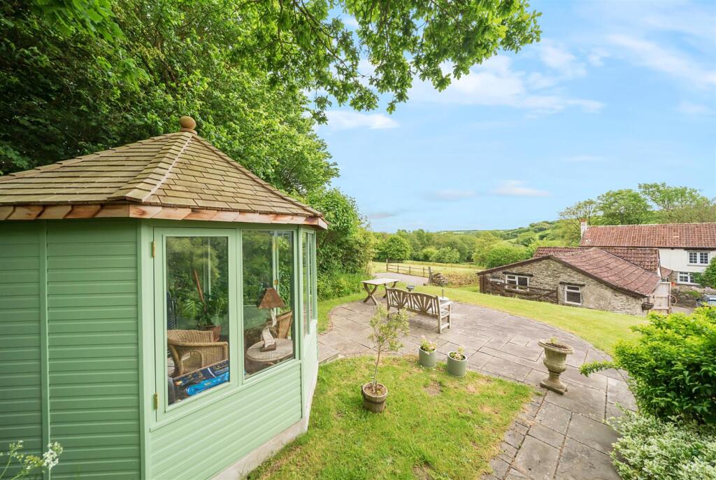 Summer House &amp; Garden