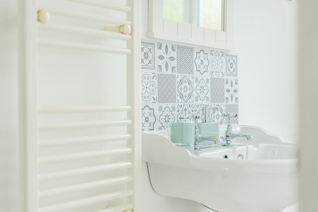 1295486-26-682f3b...