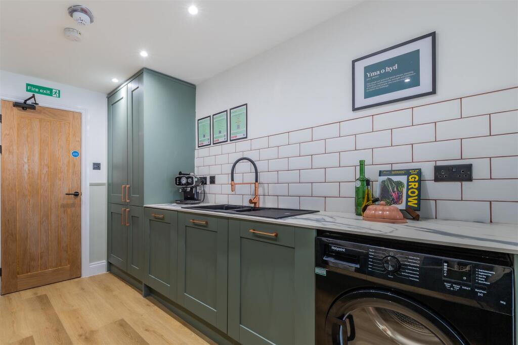 24 Kitchen Diner-3.jpg