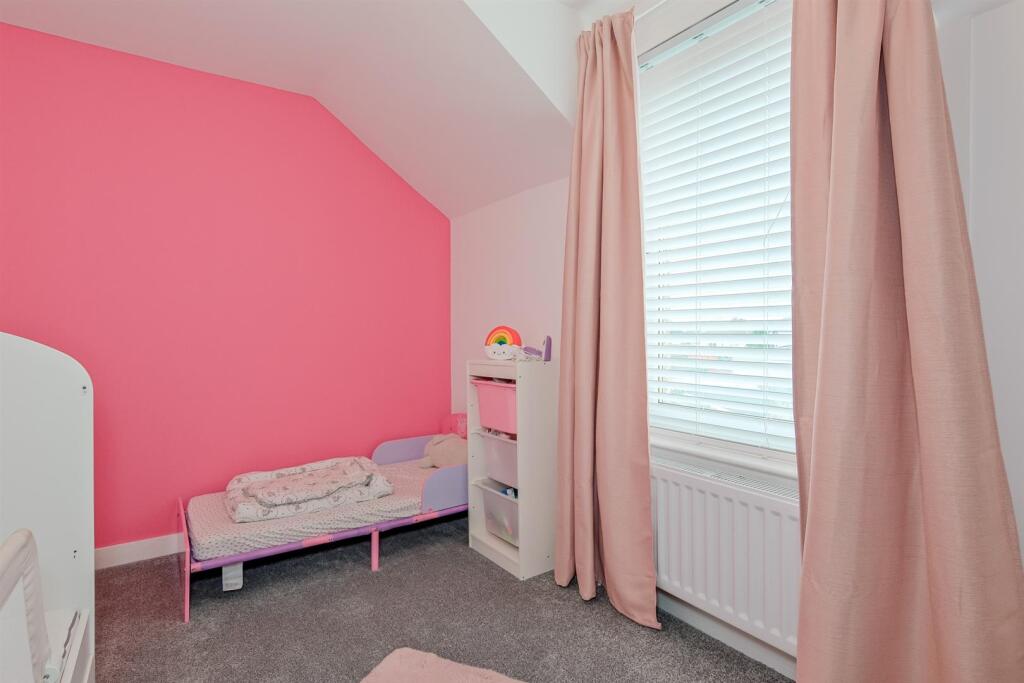 032-241 Dyfrig St, Shotts ML7 4BY.jpg