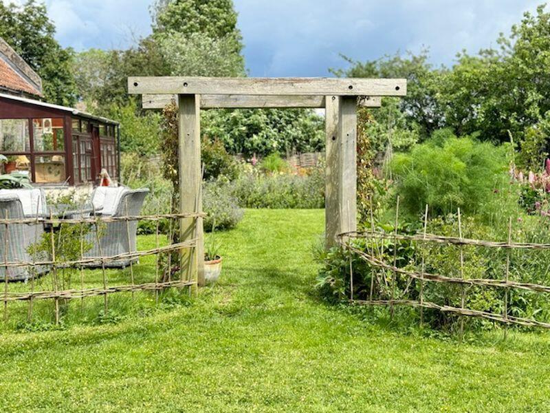 Pagoda to formal gardens 