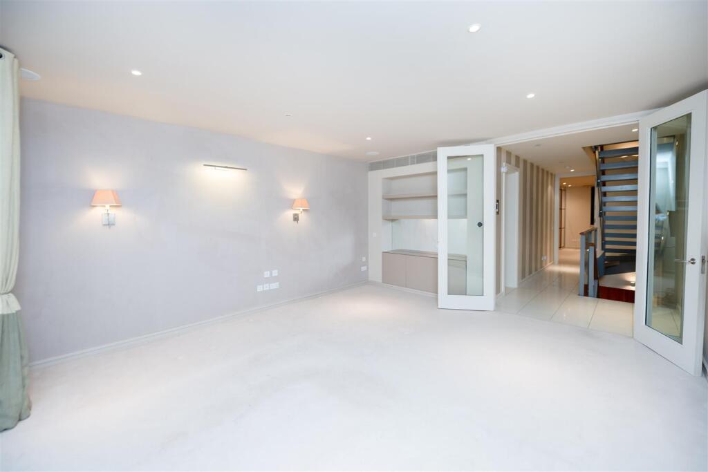 Master Bedroom            .jpg