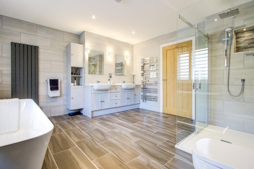 Family Bathroom 2