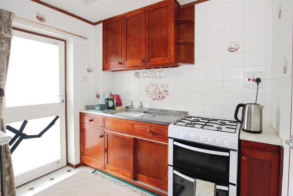FITTED KITCHEN