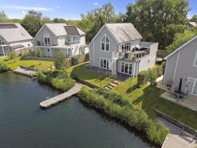 Lodge and pontoon - drone