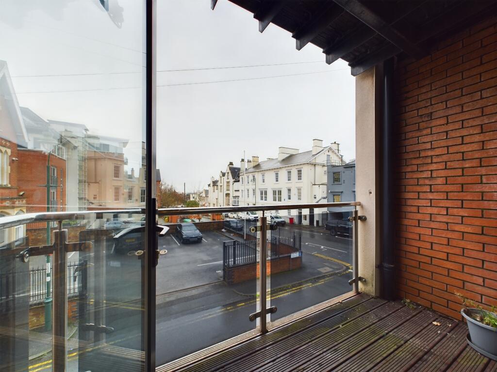 CAM03860G0-PR0106-STILL011