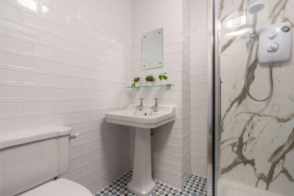 35KR - Bathroom 1