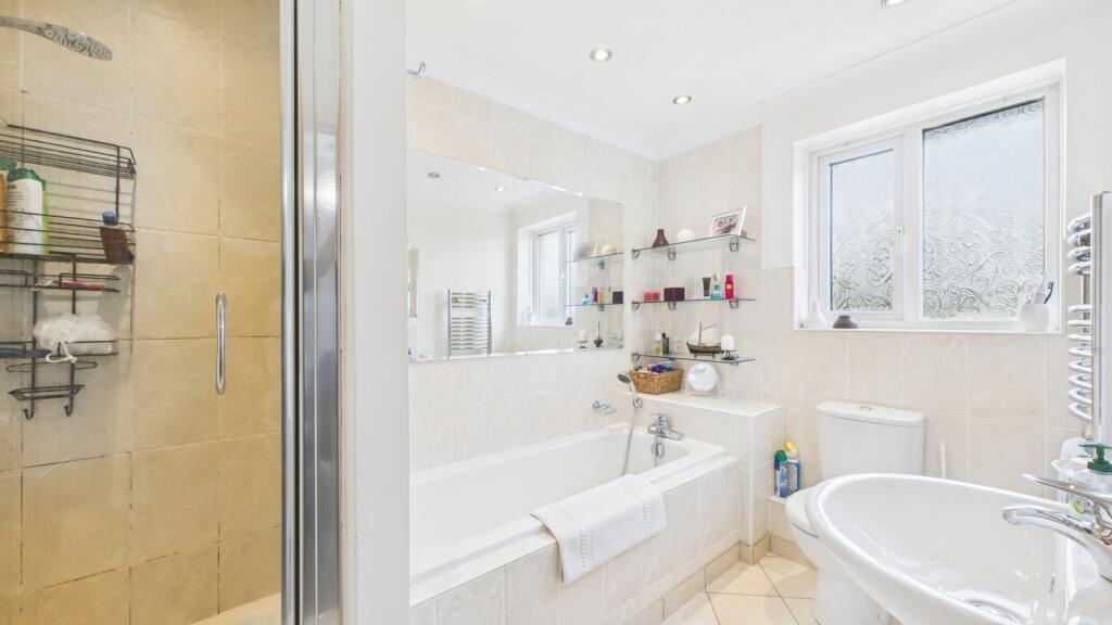 ewemove-goodwoodclose-familybathroom