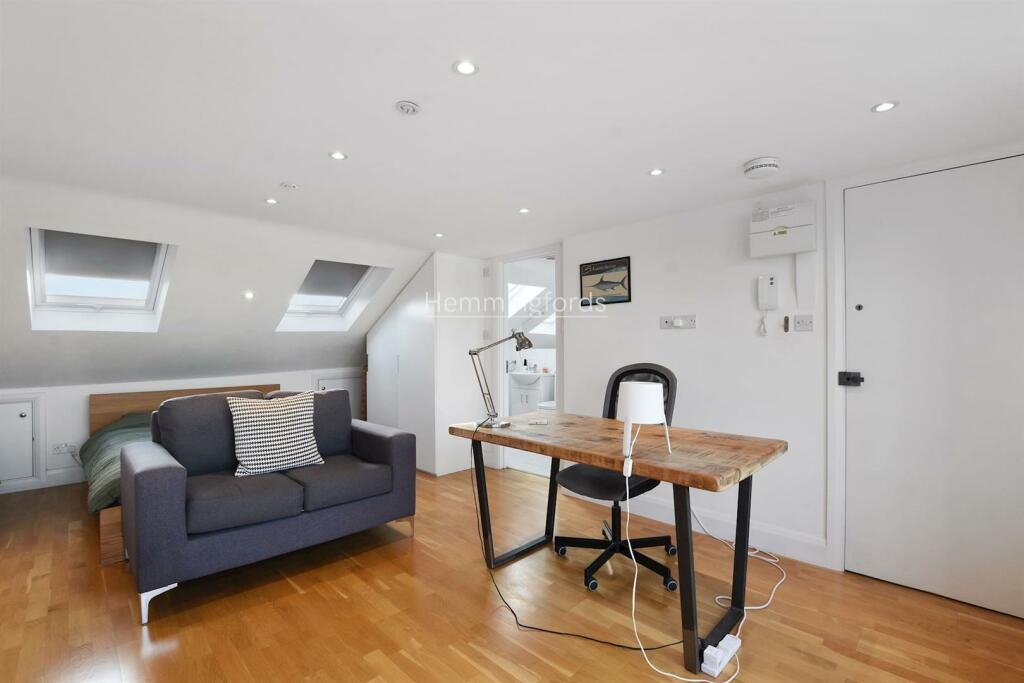 05-5ea7GCHMF - 4th Floor 99a Regents Pk Rd - Studi