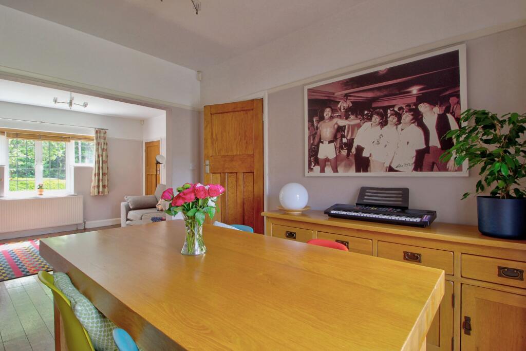 Easy flow between reception rooms