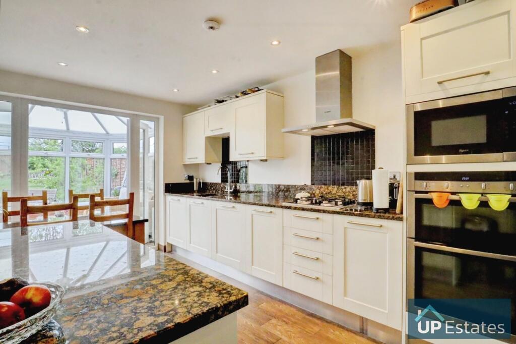 KITCHEN/BREAKFAST ROOM