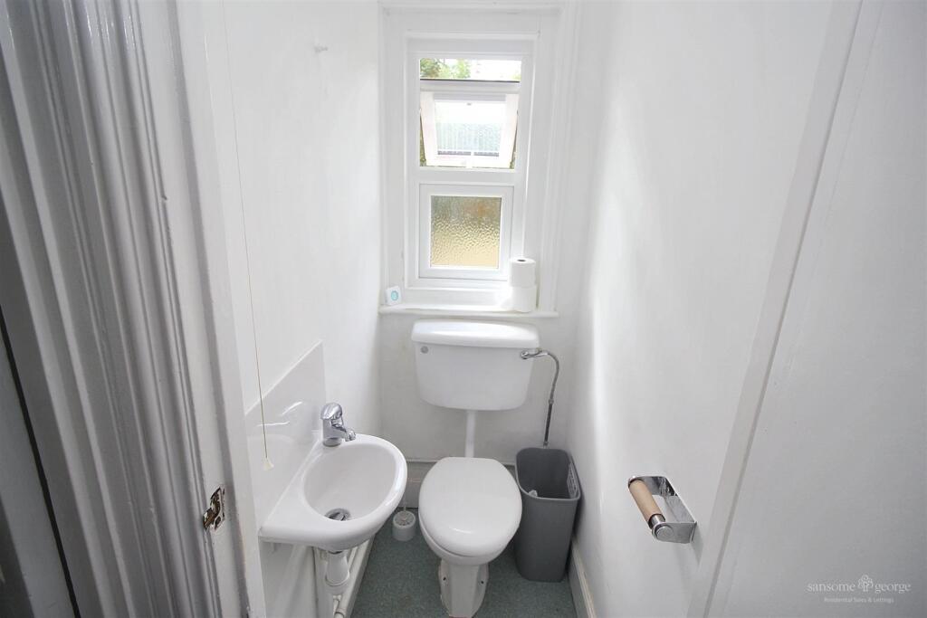 Rear LHS FF Bathroom