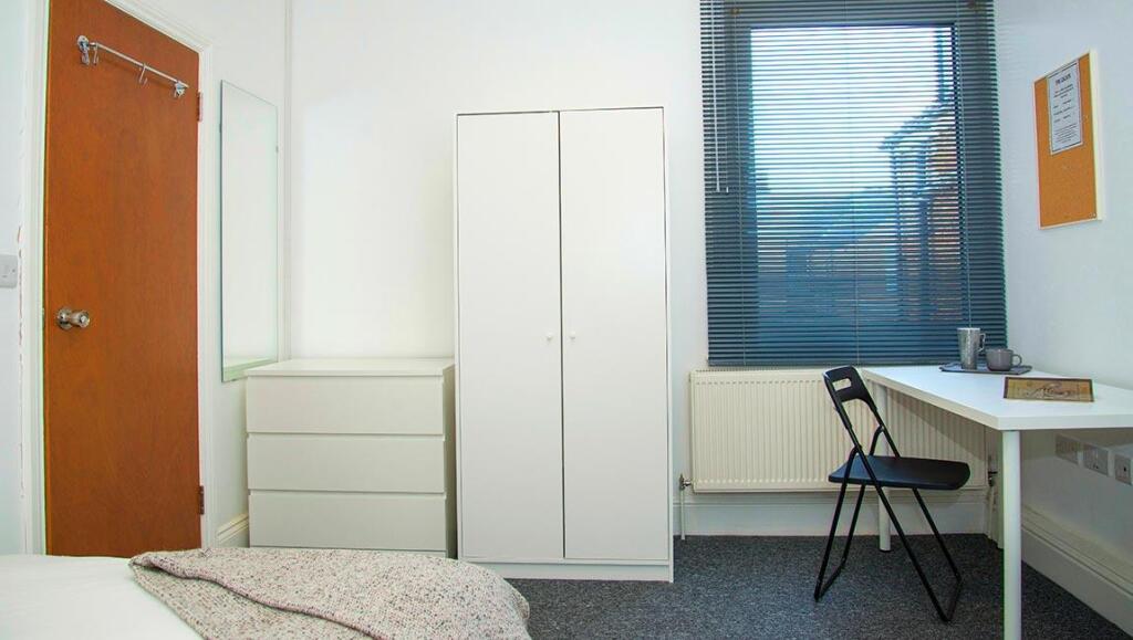 7-bed-student-house-hudson-road-portsmouth-(27).jp