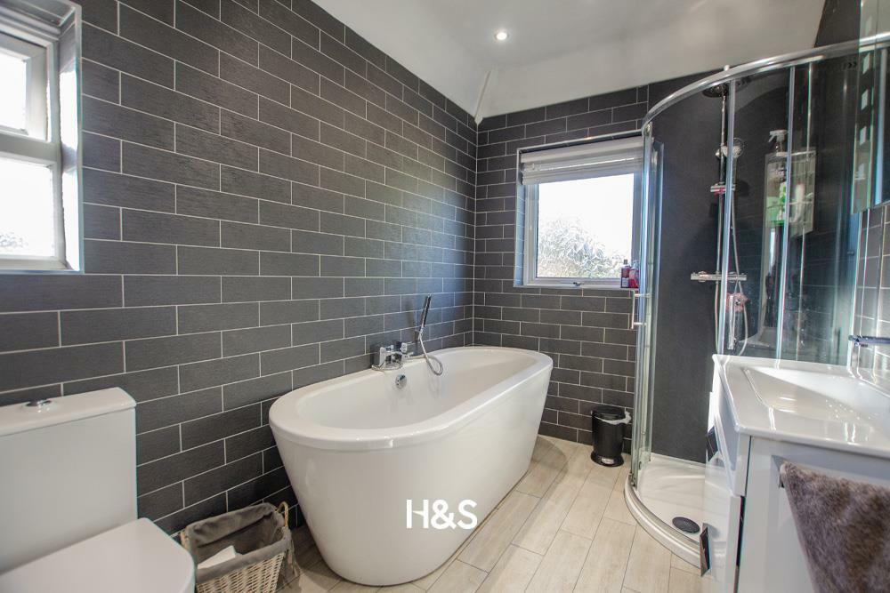 5 stanway road bathroom.jpg