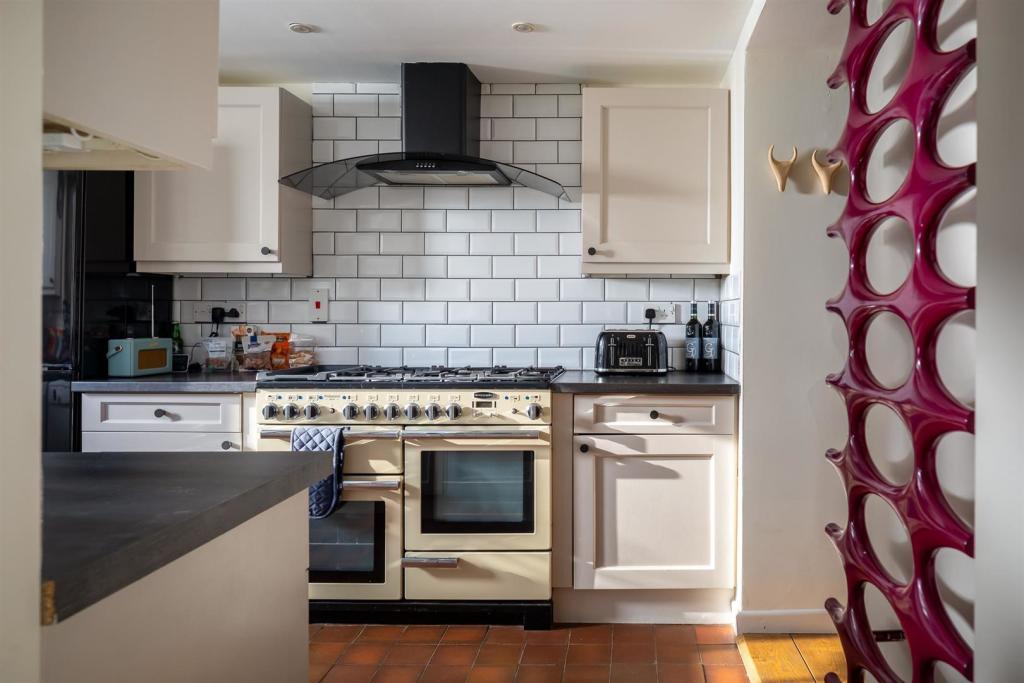 19 - Lawrence Cottage - GL54 4AG - Web.jpg