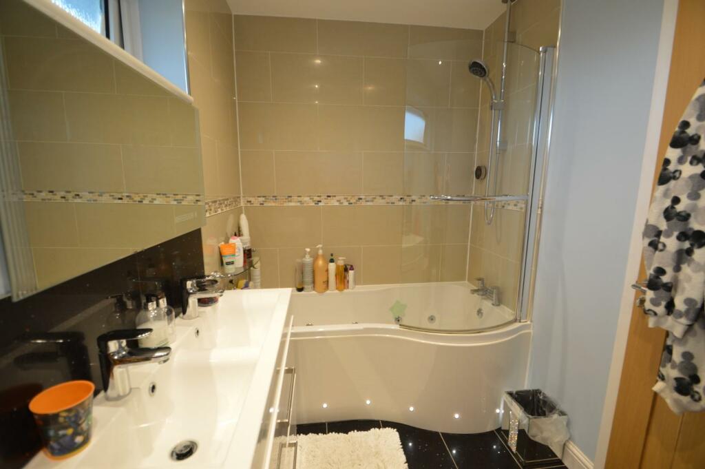 6 Meadow Close bathroom.JPG
