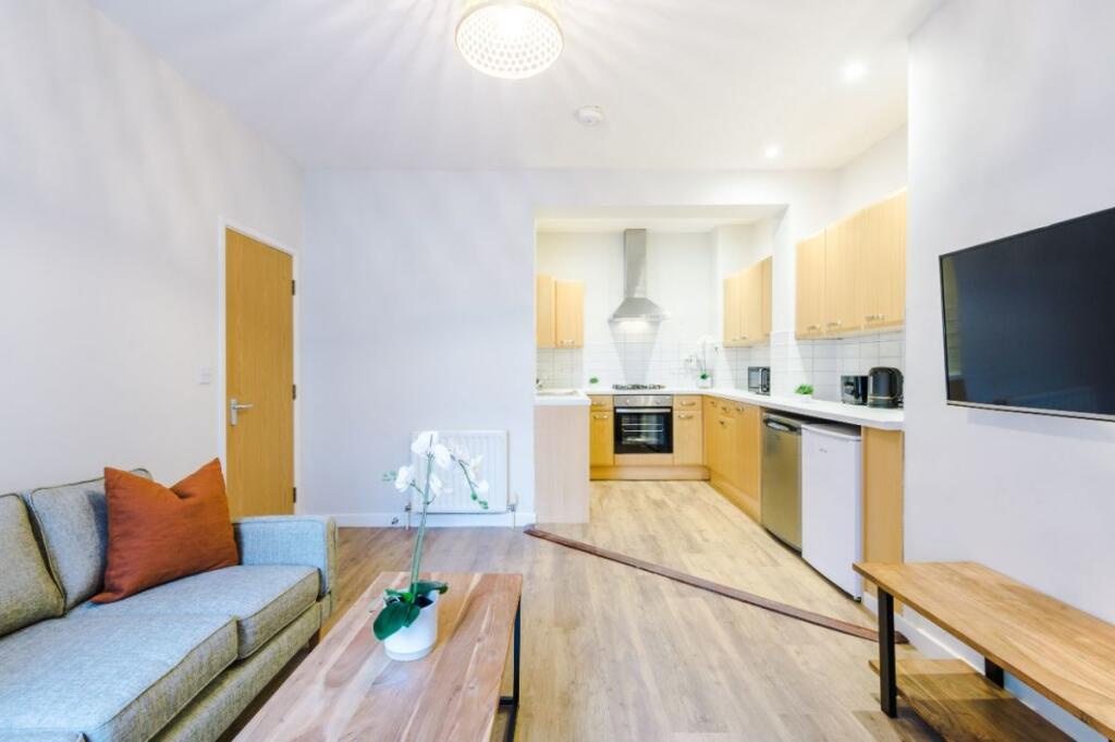 19KG - Living Area / Kitchen