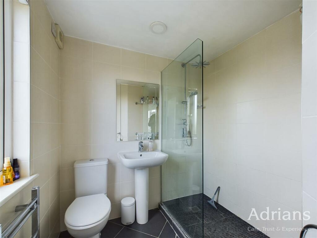 EN-SUITE SHOWER ROOM