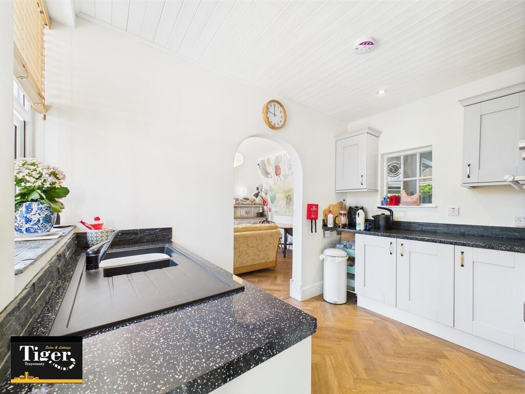 CAM02176G0-PR0579...