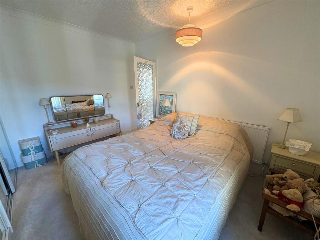 Bedroom 2b (edit).jpg