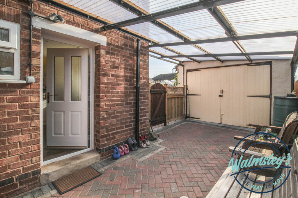 Car port &amp; spacious single garage
