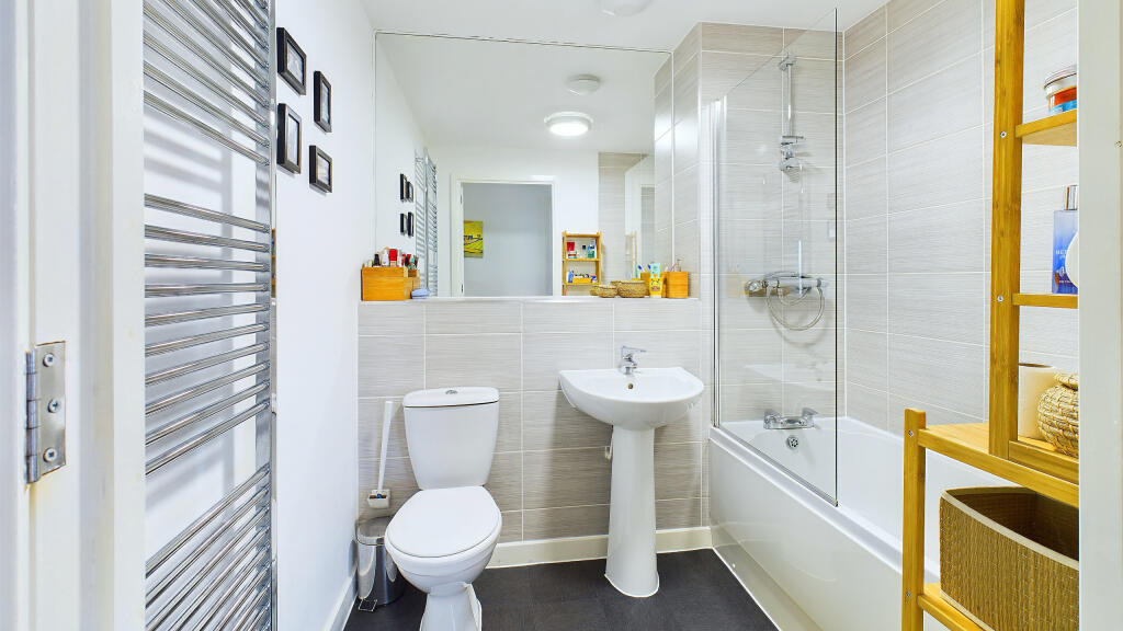 CAM04968G0-PR0005-STILL006