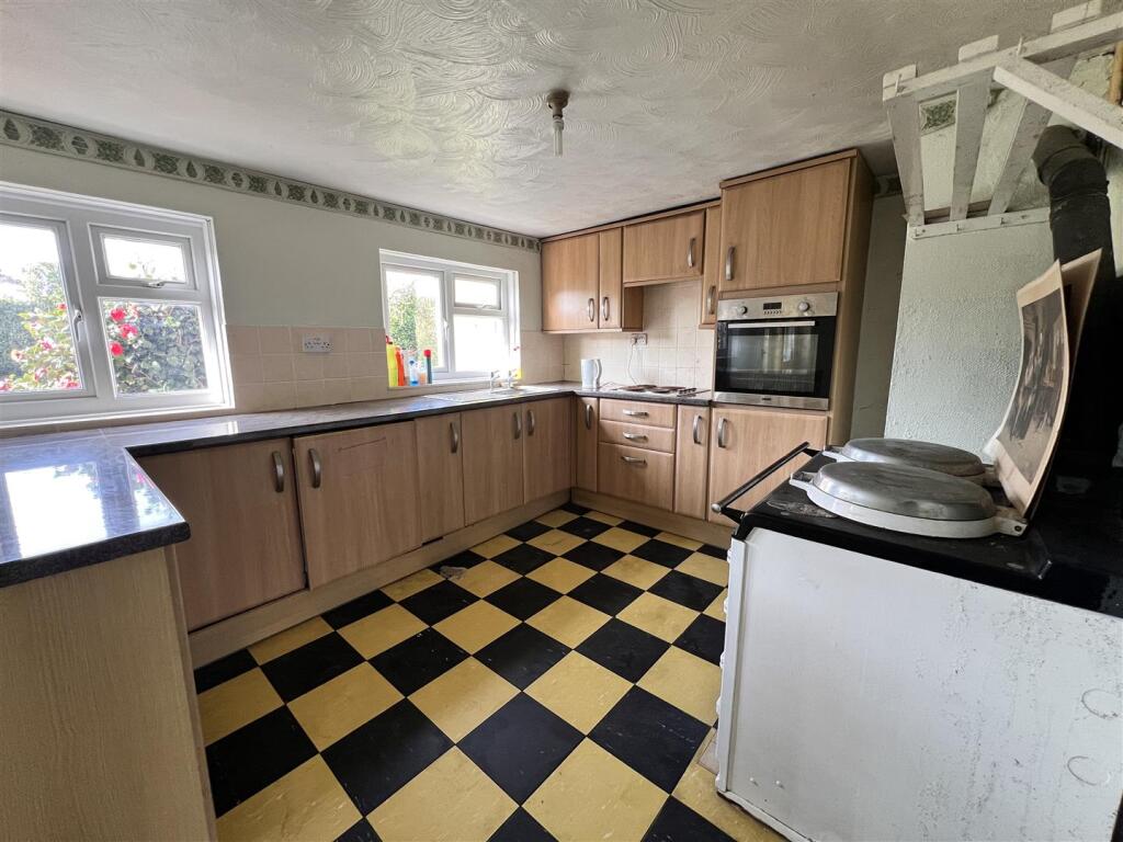 Kitchen/Breakfast Room: