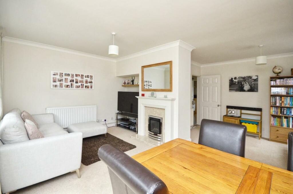 L-Shaped Lounge/Diner