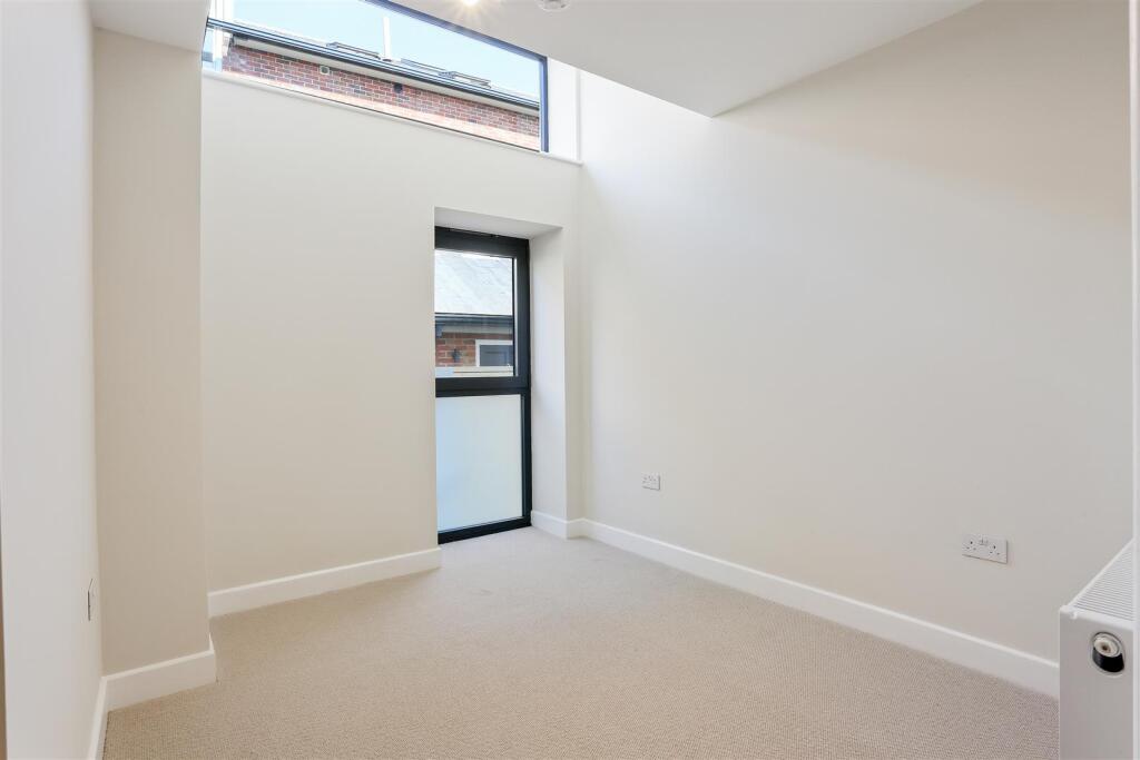 1469541018 - Campbell House, High Steet, KT1725.jp