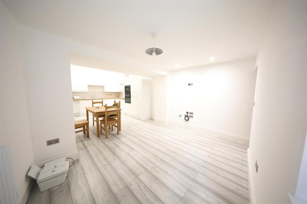 Lounge/Kitchen