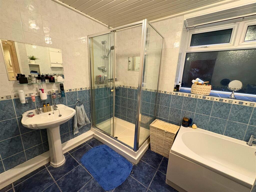 Bathroom b (edit).jpg