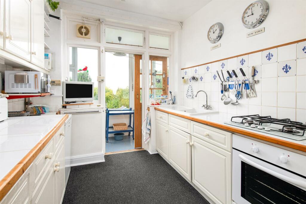 Kitchen_2.jpg