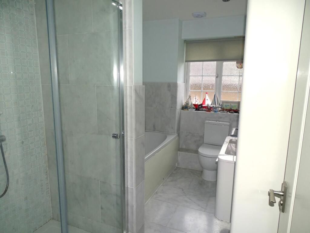 INDEPENDENT DOUBLE SHOWER UNIT