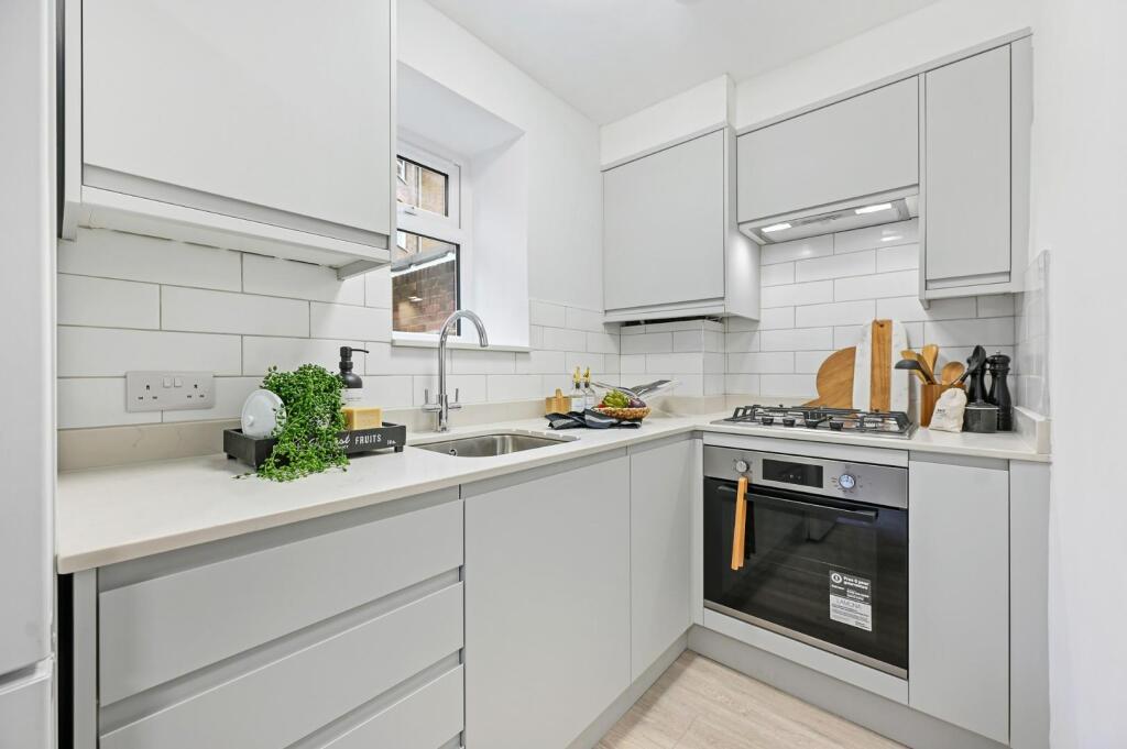 REE - Flat A, 7 Castle Hill Parade - Kitchen1 (1).