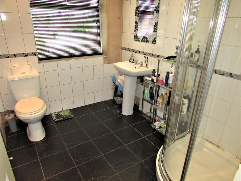 ShelleyRd14bath.JPG
