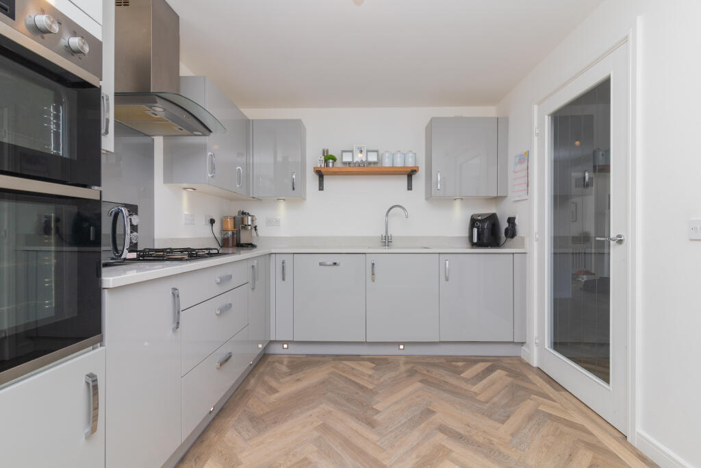 4 mill of cart way, Johnstone pa5 8fh L-5