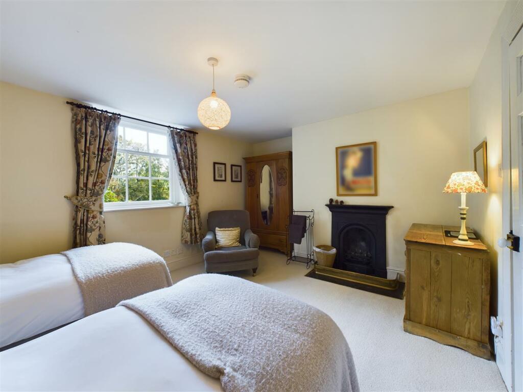 BEDROOM 5