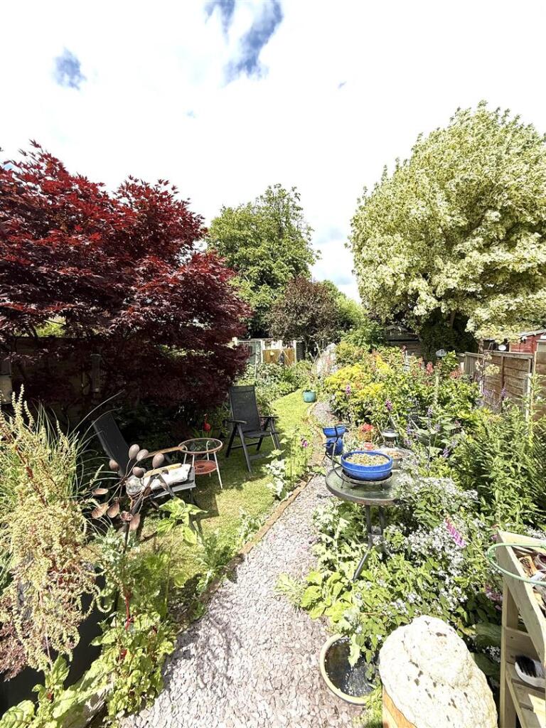 75 quuen back 2.jpeg