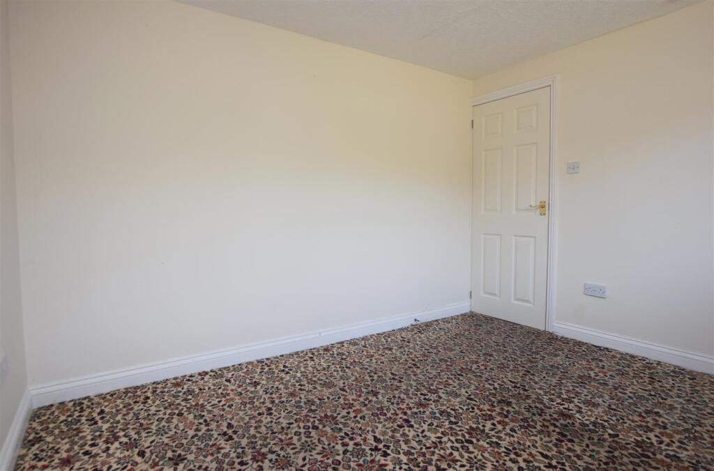 Bedroom 1 V2.JPG