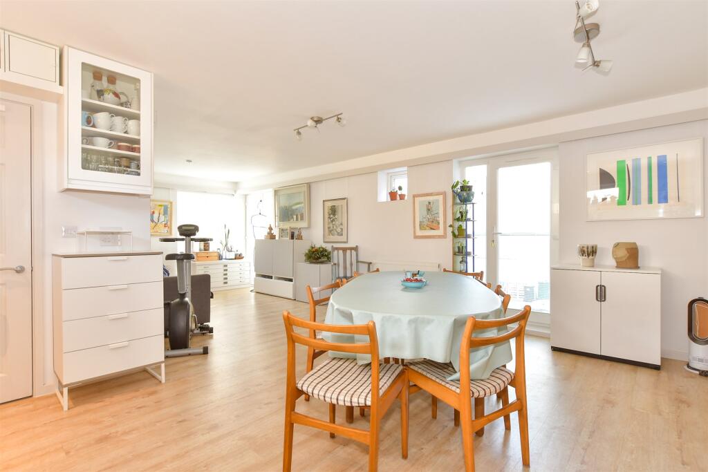 Kitchen/Lounge/ Dining Area