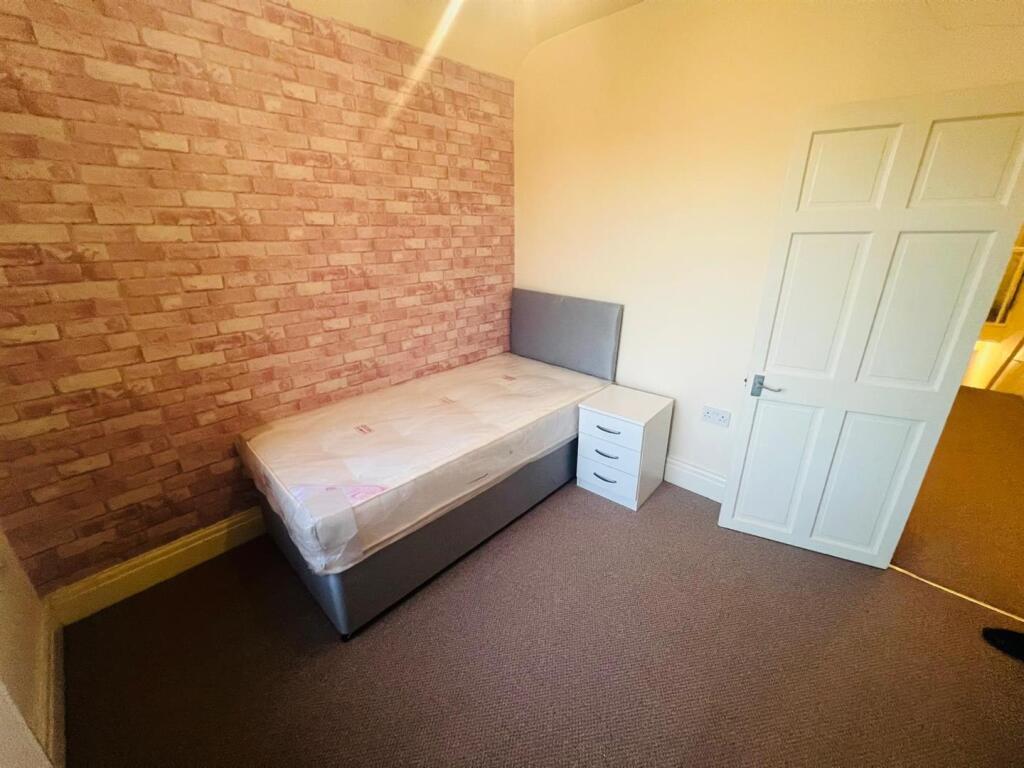 Bed 2.jpeg