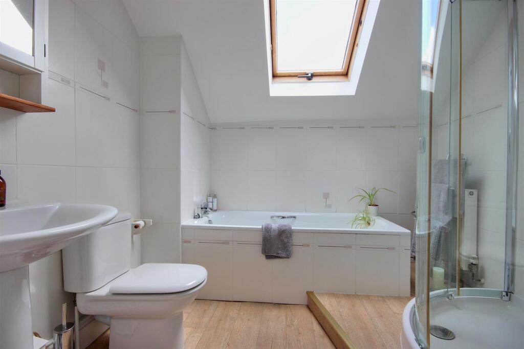 FAMILY BATHROOM/W.C.