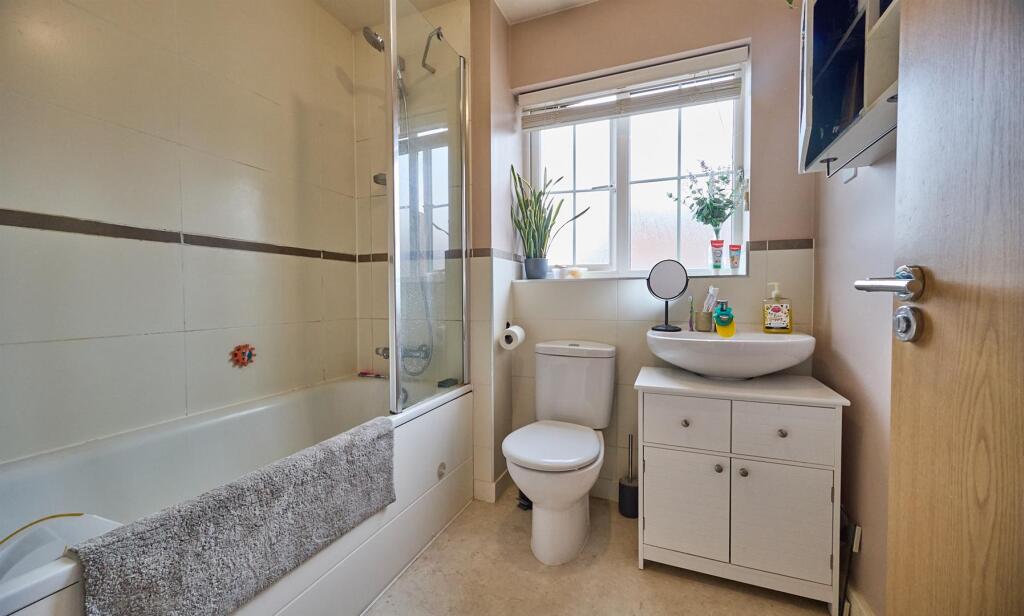 Family Bathroom to Front