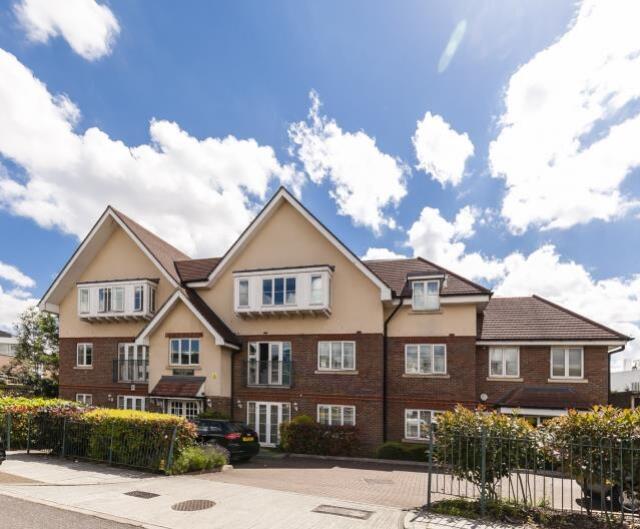 13 Christopher Ct-002_sml